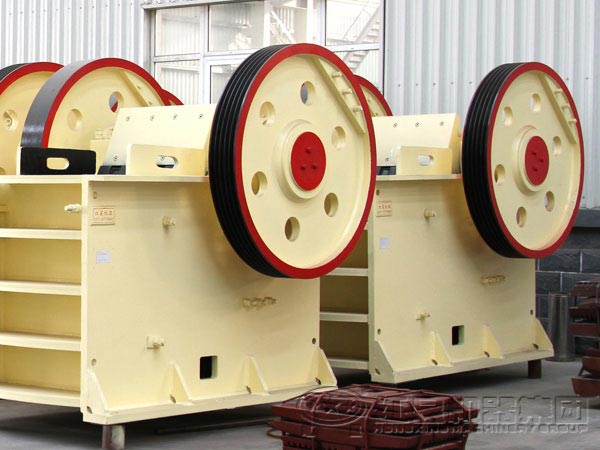 采石場破碎石頭要用到哪些設(shè)備？