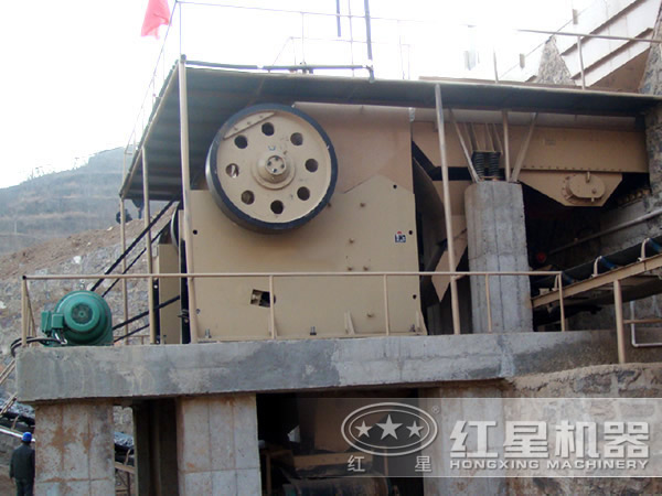 簡擺式破碎機(jī)工作現(xiàn)場