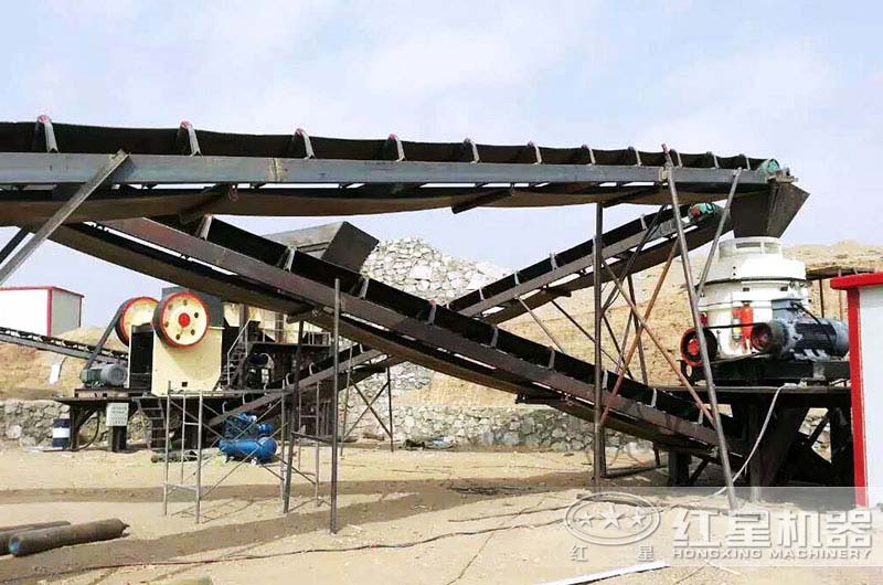 花崗巖破碎生產(chǎn)線作業(yè)現(xiàn)場(chǎng)