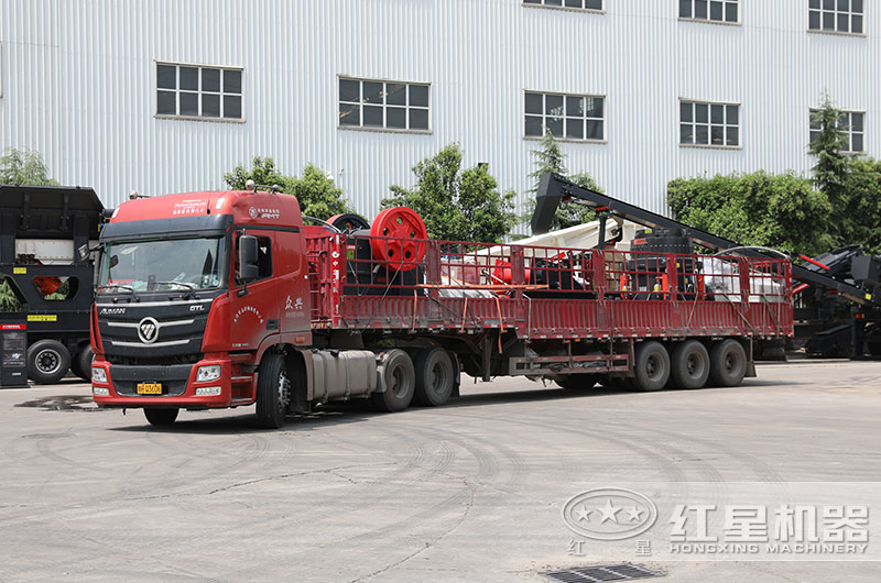 時產(chǎn)200噸圓錐破碎機(jī)發(fā)貨現(xiàn)場 時產(chǎn)200噸圓錐破碎機(jī)發(fā)貨現(xiàn)場