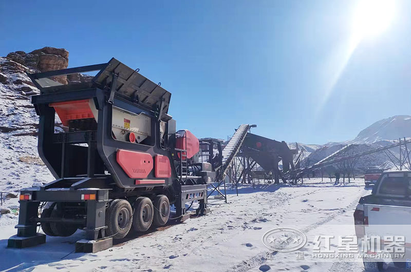 輪胎式移動破碎機工作現(xiàn)場實拍圖