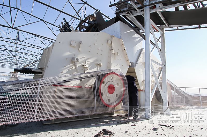 珍珠巖設(shè)備生產(chǎn)線——反擊式破碎機