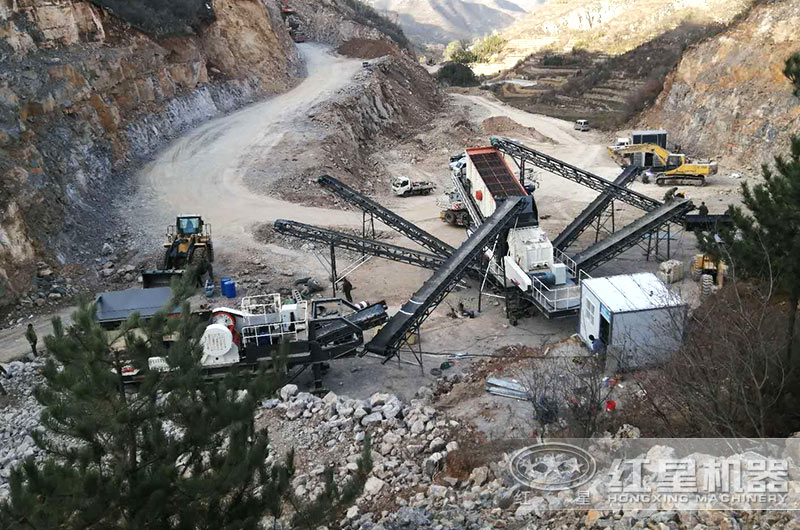 山東客戶移動(dòng)式大型粉碎機(jī)工作現(xiàn)場