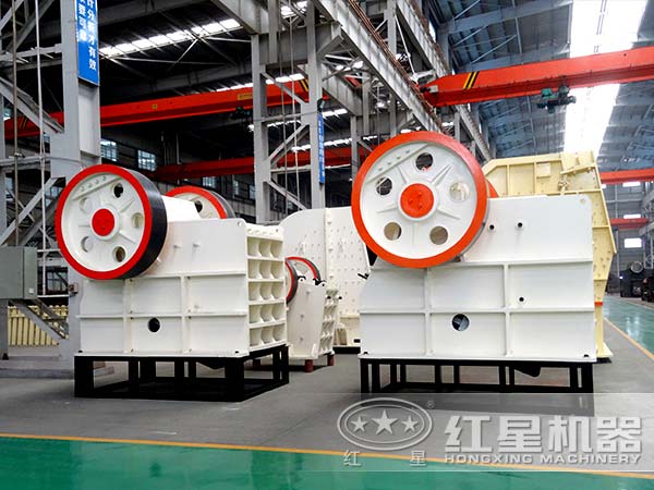 鄂式破碎機(jī)廠家車(chē)間一角