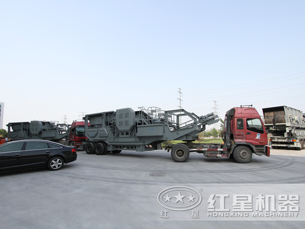 移動(dòng)式碎石機(jī)廠(chǎng)家發(fā)貨現(xiàn)場(chǎng)
