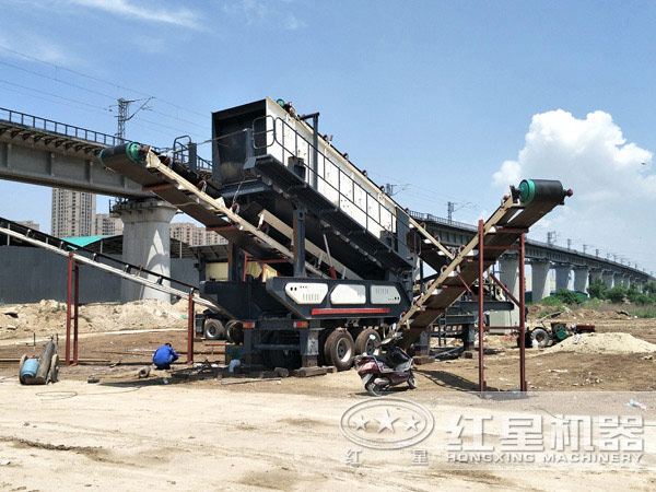 一體式移動(dòng)破碎站安裝作業(yè)現(xiàn)場