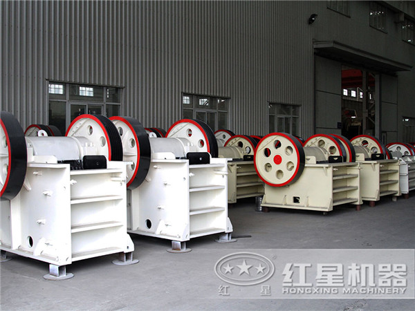 紅星礫石顎破粉碎設備生產(chǎn)廠家車間一角