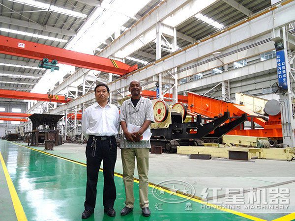 客戶來(lái)廠訂購(gòu)石頭粉碎機(jī)