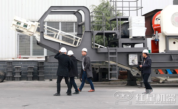 用戶來(lái)廠參觀考察移動(dòng)打砂機(jī)