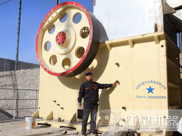 河南紅星技術(shù)人員為用戶進(jìn)行現(xiàn)場(chǎng)指導(dǎo)