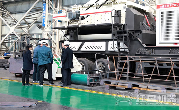 客戶(hù)來(lái)廠(chǎng)參觀紅星移動(dòng)制砂機(jī)設(shè)備