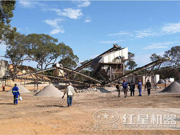 生產(chǎn)多規(guī)格成品的環(huán)保移動破碎機現(xiàn)場