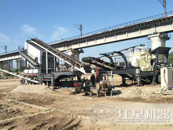 環(huán)保移動(dòng)式碎石機(jī)生產(chǎn)現(xiàn)場