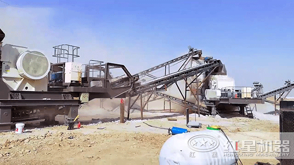 正在生產(chǎn)砂石骨料的移動破碎車