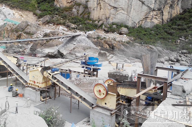 顎式破碎機、反擊破碎機、制沙機三機制沙現(xiàn)場