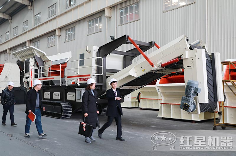 山東用戶來(lái)廠參觀履帶式移動(dòng)破碎石子機(jī)