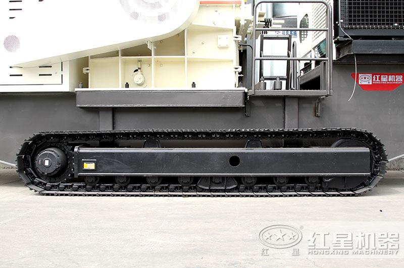 履帶加持下，即使是崎嶇不平的山路，設備也如履平底