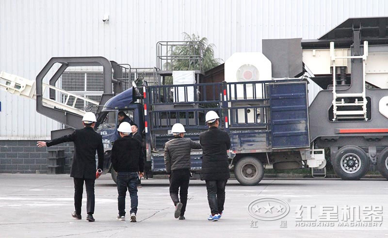 技術(shù)經(jīng)理陪同用戶參觀紅星移動式破碎磕沙機(jī)