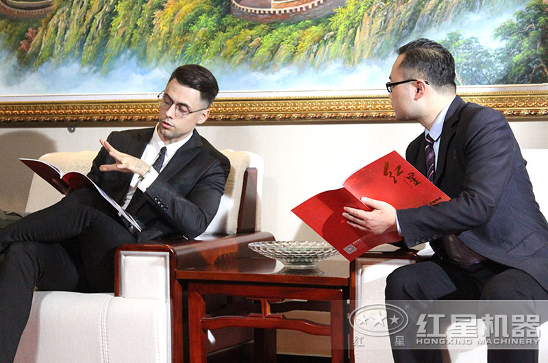 項目經(jīng)理正在給客戶講解