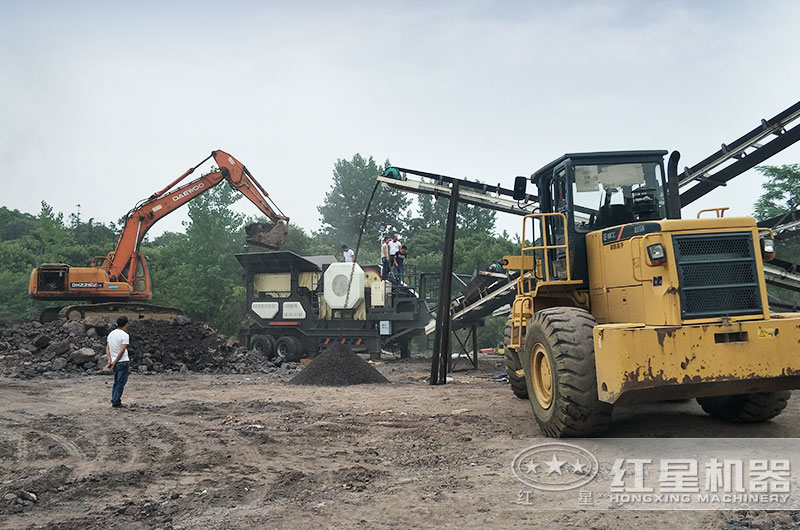 移動式煤炭粉碎機作業(yè)現(xiàn)場