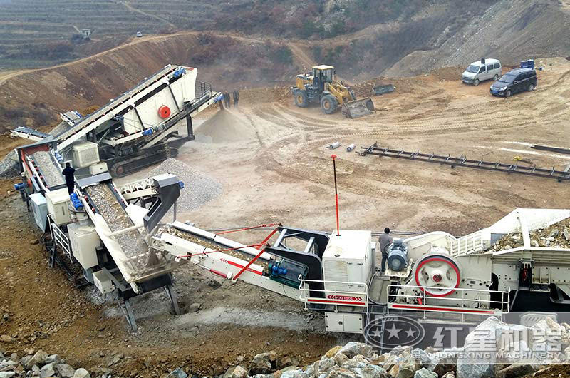 多臺移動(dòng)小型碎石機(jī)聯(lián)合作業(yè)現(xiàn)場