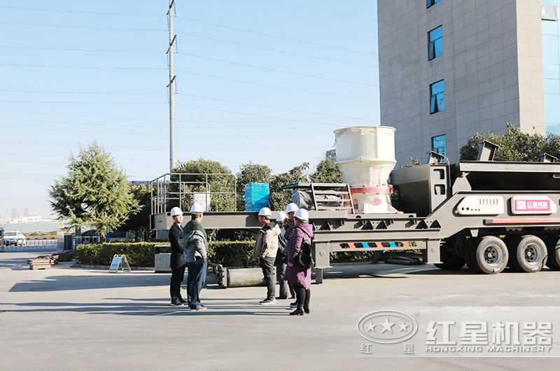 浙江嘉興用戶(hù)來(lái)廠考察環(huán)保移動(dòng)石子破碎機(jī)