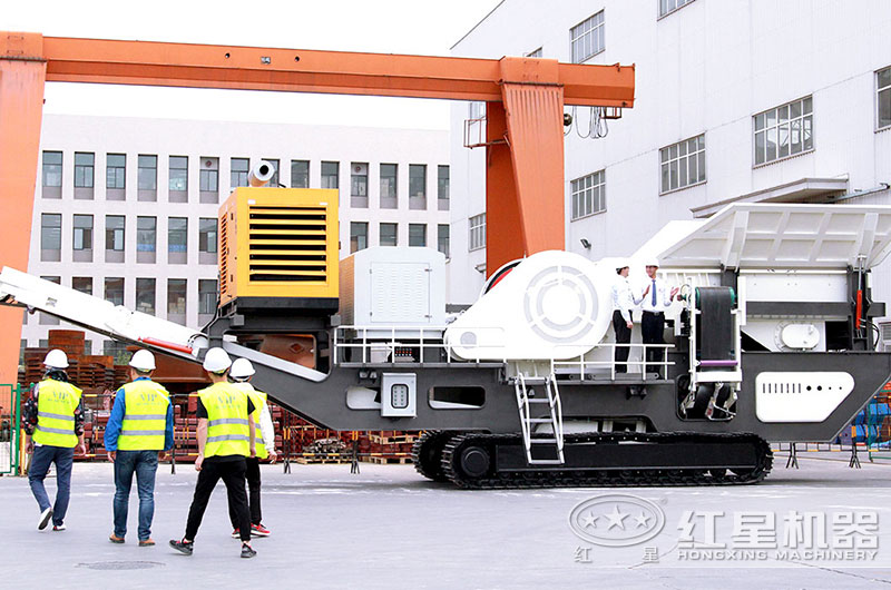 山東用戶來廠參觀轉(zhuǎn)場方便的移動破碎站