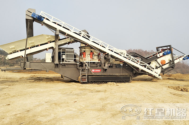 履帶移動破碎一體機已經(jīng)到達現(xiàn)場，馬上投產(chǎn)