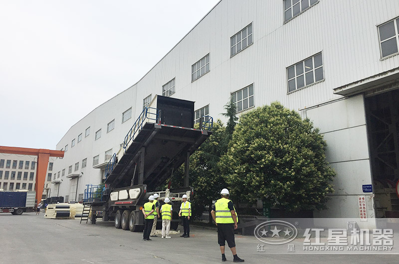 山東用戶來(lái)廠考察車載移動(dòng)打沙機(jī)