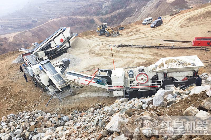 履帶移動破碎機(jī)設(shè)備做石子現(xiàn)場