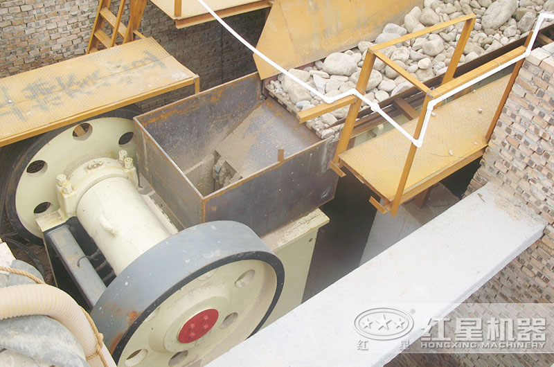 歐版顎式破碎機(jī)處理鵝卵石現(xiàn)場