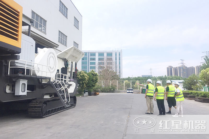 用戶來廠參觀考察環(huán)保全自動石英砂加工生產設備