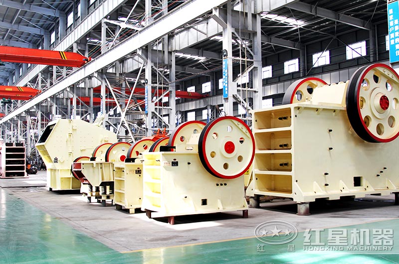 液壓保護(hù)顎式破碎機廠家車間一角