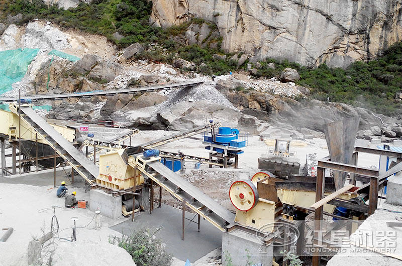 使用全套設備的石灰石機制砂生產現(xiàn)場