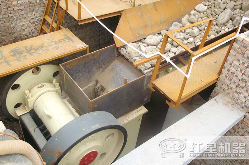 頭破碎沙設備顎破處理鵝卵石現(xiàn)場