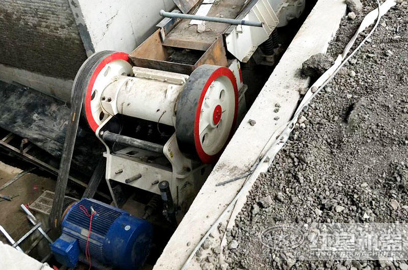 破碎石頭機10萬的有多大產(chǎn)量，哪個廠家生產(chǎn)的質(zhì)量好？
