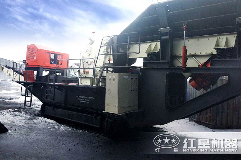 俄羅斯生產現(xiàn)場配置的二級破碎設備履帶式反擊粉碎機