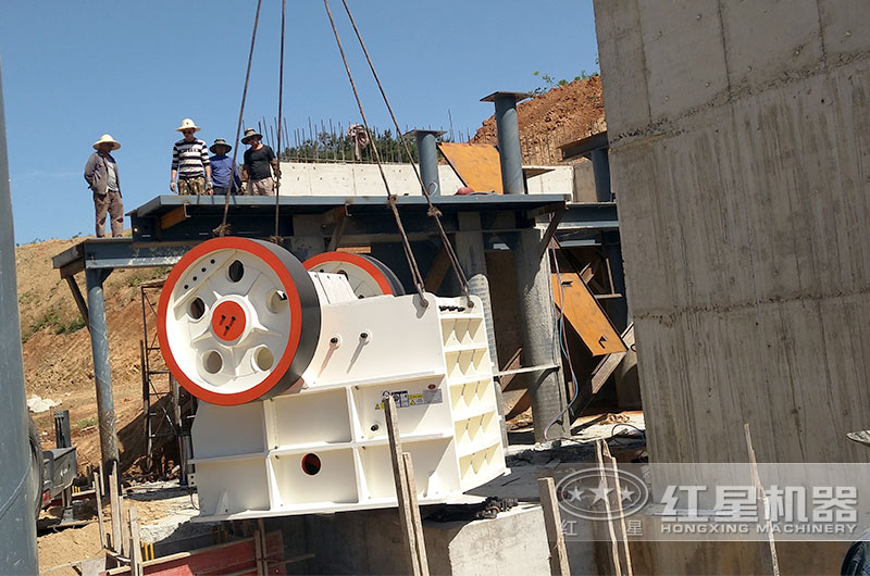 刻沙子石子機(jī)每天的產(chǎn)量多少？開辦石子廠合法嗎？