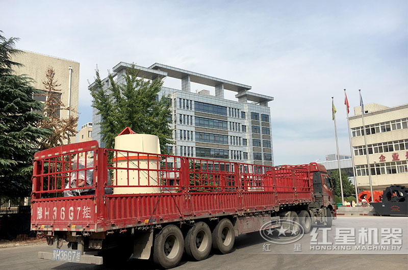 客戶復(fù)合式破碎機發(fā)貨現(xiàn)場