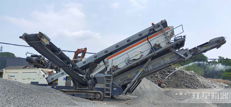 履帶移動破加工白云石同出石子、沙子現(xiàn)場