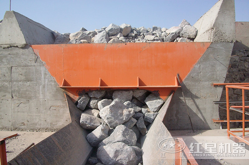 日產(chǎn)1萬方的石子加工廠需要配置幾臺多大型號的顎破機(jī)？