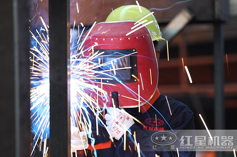 對輥式破碎機(jī)生產(chǎn)車間——技術(shù)人員生產(chǎn)現(xiàn)場